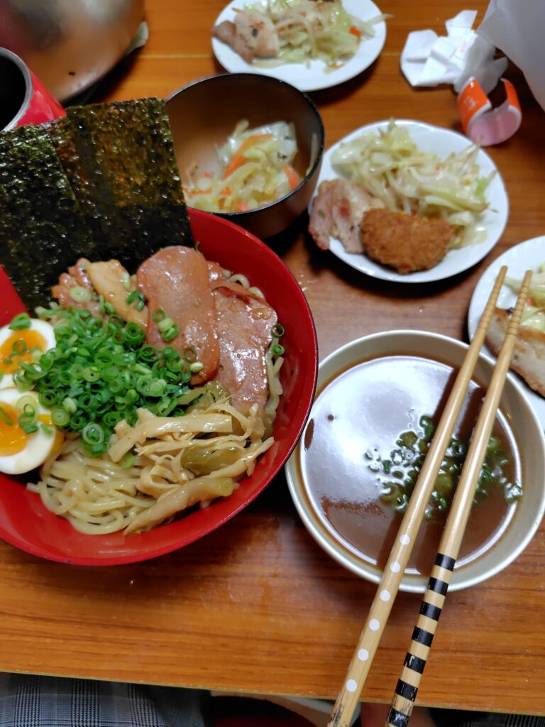 自立援助ホームの夕食につけ麺を作りました。