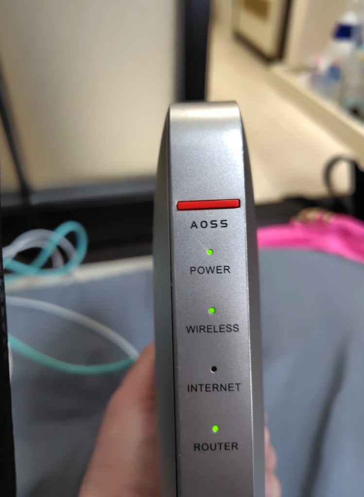 Wi-Fiつながって、喜ぶ少年。