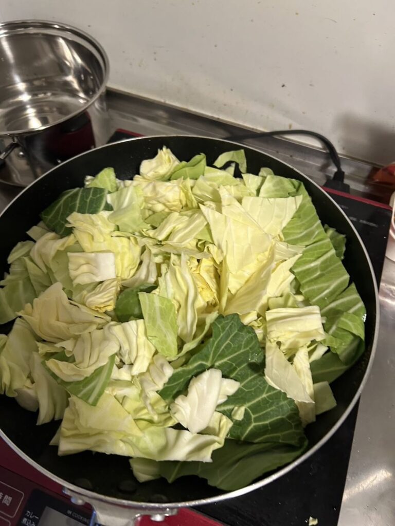 若いスタッフが若者の居室で調理。