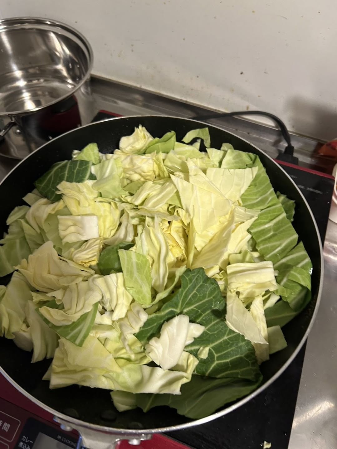 若いスタッフが若者の居室で調理。